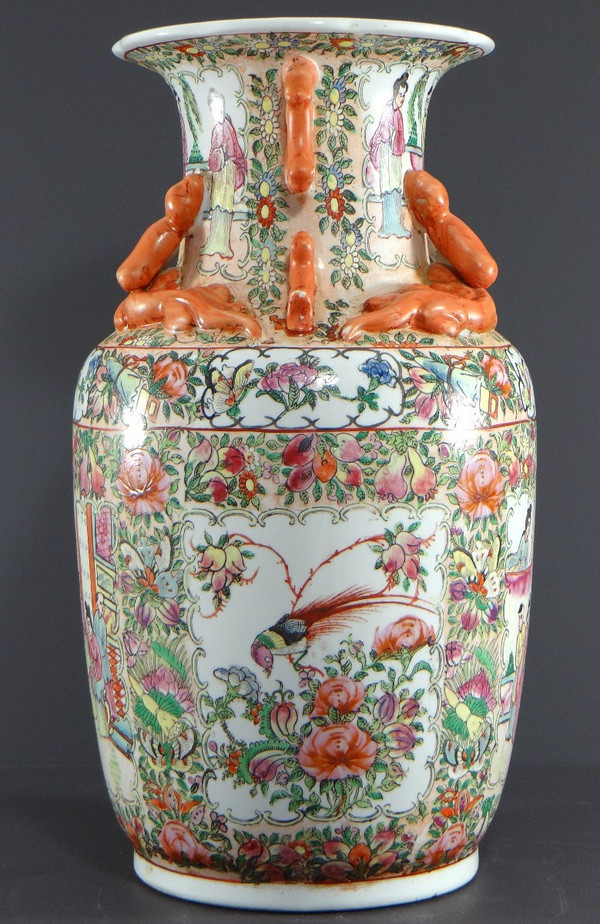Cina, XX secolo, Vaso in porcellana Canton decorato con dignitari e uccelli, marca Guangxu.