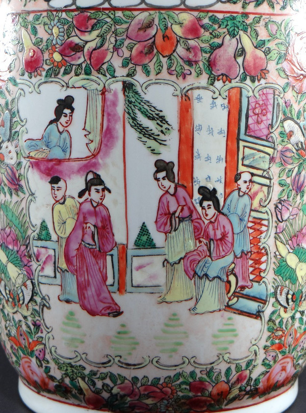 Cina, XX secolo, Vaso in porcellana Canton decorato con dignitari e uccelli, marca Guangxu.