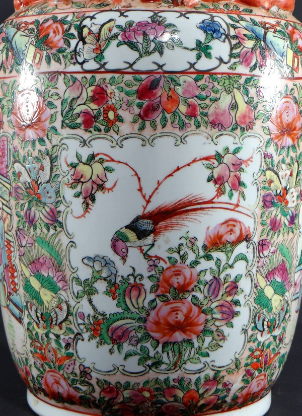Cina, XX secolo, Vaso in porcellana Canton decorato con dignitari e uccelli, marca Guangxu.
