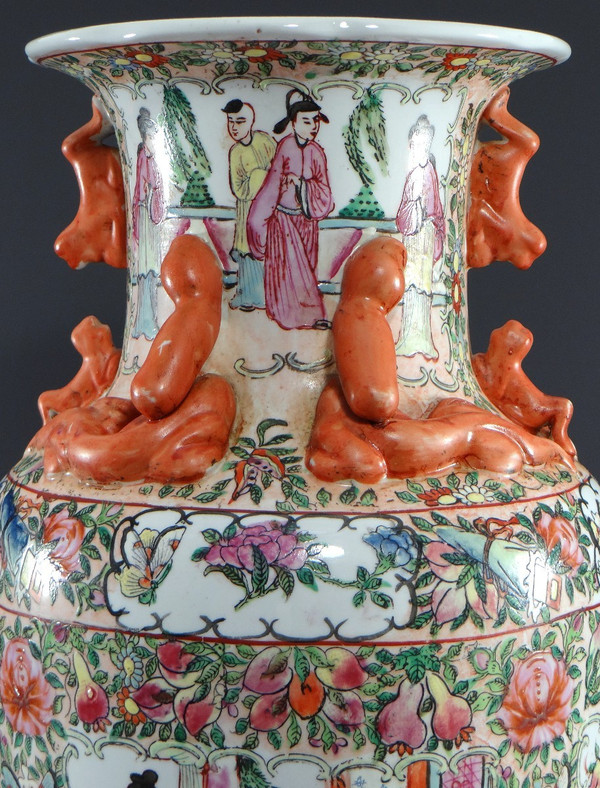 Cina, XX secolo, Vaso in porcellana Canton decorato con dignitari e uccelli, marca Guangxu.