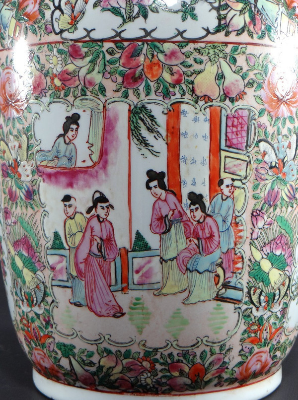 Cina, XX secolo, Vaso in porcellana Canton decorato con dignitari e uccelli, marca Guangxu.