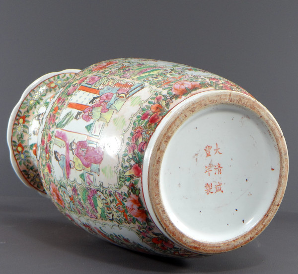 Cina, XX secolo, Vaso in porcellana Canton decorato con dignitari e uccelli, marca Guangxu.