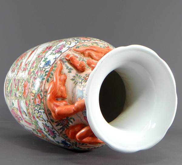 Cina, XX secolo, Vaso in porcellana Canton decorato con dignitari e uccelli, marca Guangxu.