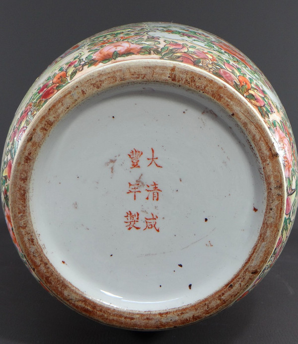 Cina, XX secolo, Vaso in porcellana Canton decorato con dignitari e uccelli, marca Guangxu.