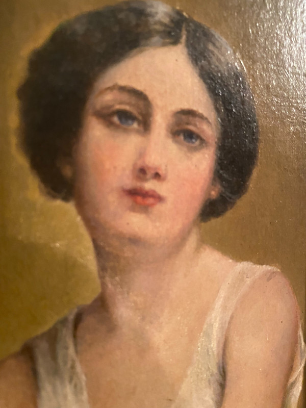 Jeune Femme à la chevelure brune assise se tenant le genoux faisant la pose dans sa jupe verte 1930