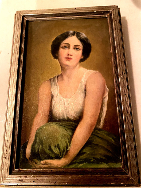 Jeune Femme à la chevelure brune assise se tenant le genoux faisant la pose dans sa jupe verte 1930