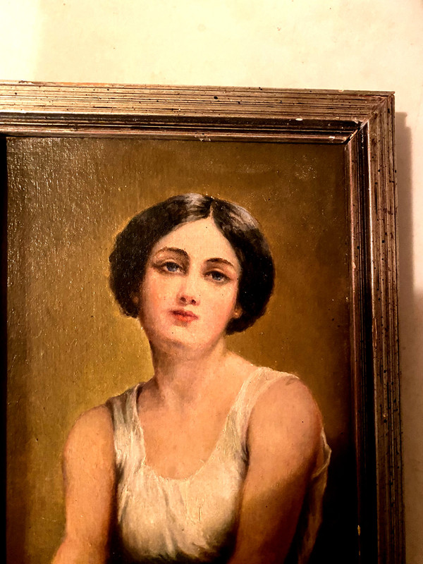 Jeune Femme à la chevelure brune assise se tenant le genoux faisant la pose dans sa jupe verte 1930