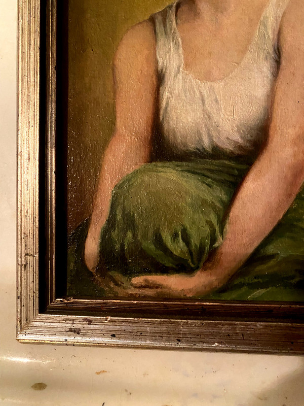 Jeune Femme à la chevelure brune assise se tenant le genoux faisant la pose dans sa jupe verte 1930
