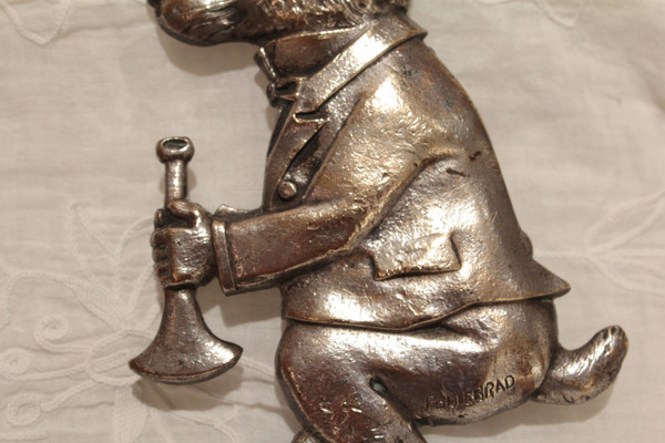 Versilberte Bronzetafel „Kaninchen mit Signalhorn“, signiert M. Podiebrad um 1920-1930
