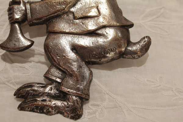 Versilberte Bronzetafel „Kaninchen mit Signalhorn“, signiert M. Podiebrad um 1920-1930