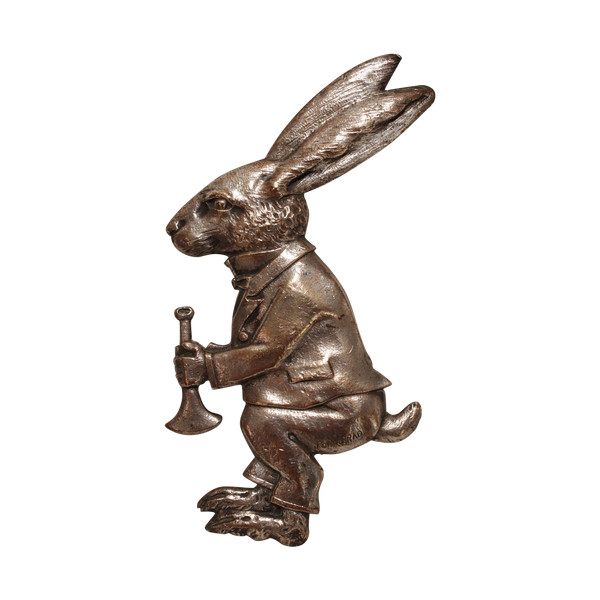 Versilberte Bronzetafel „Kaninchen mit Signalhorn“, signiert M. Podiebrad um 1920-1930