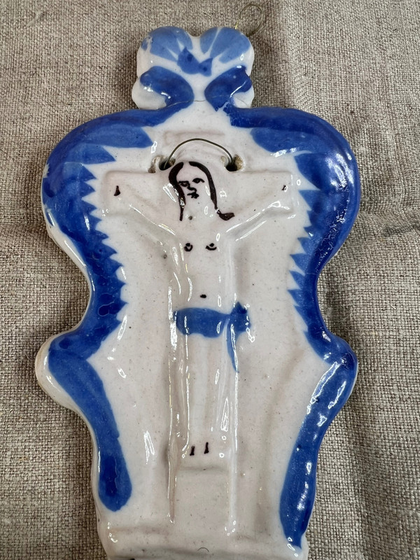 Bénitier en faience d'applique de Vic Le Comte Auvergne