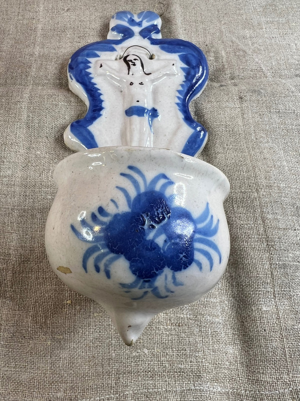 Bénitier en faience d'applique de Vic Le Comte Auvergne