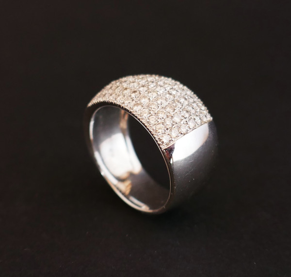 Anello con diamante Pavement, oro bianco 18 carati.