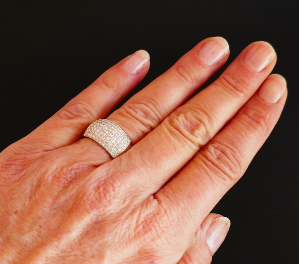 Anello con diamante Pavement, oro bianco 18 carati.