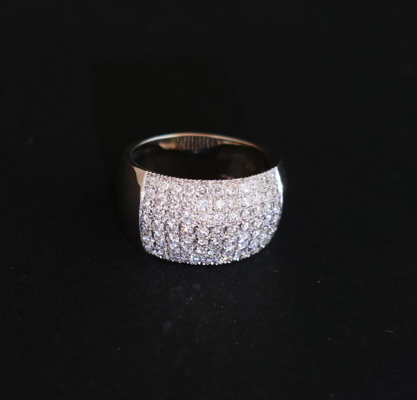 Anello con diamante Pavement, oro bianco 18 carati.