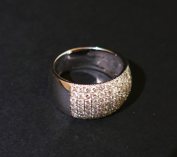 Anello con diamante Pavement, oro bianco 18 carati.