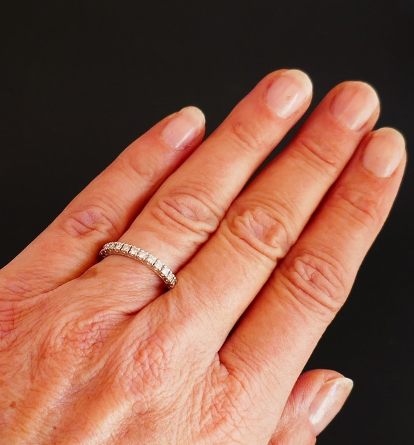 Halbdiamant-Ehering, 18 Karat Weißgold.