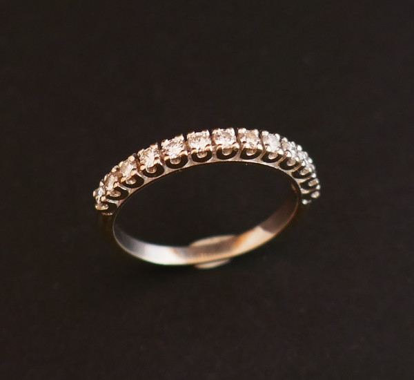 Halbdiamant-Ehering, 18 Karat Weißgold.