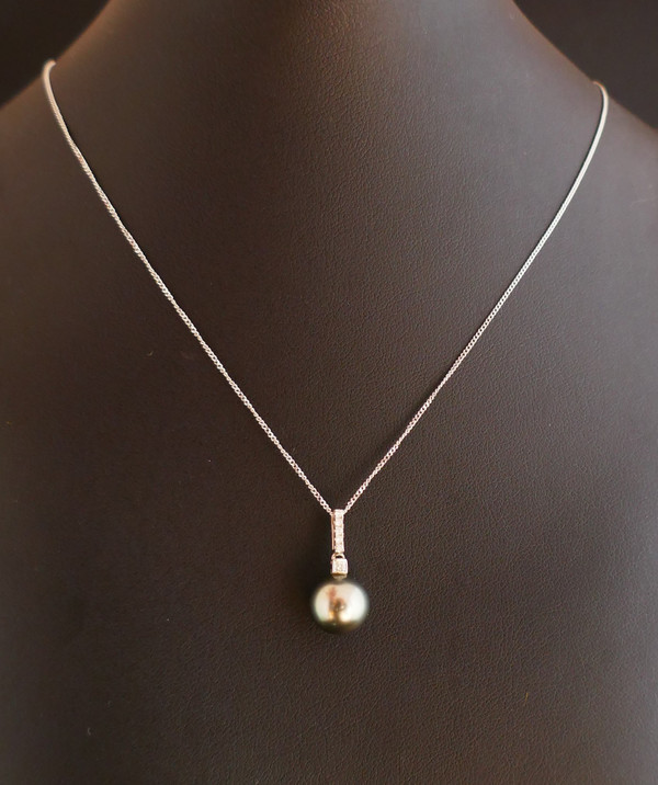 Anhänger aus Tahiti-Perle und Diamant, Kette aus 18 Karat Weißgold.