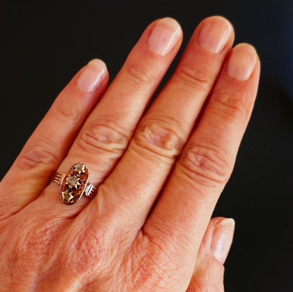 Alter Ring, besetzt mit 3 Diamanten im Rosenschliff, Pferdekopfpunze, 18 Karat Roségold.