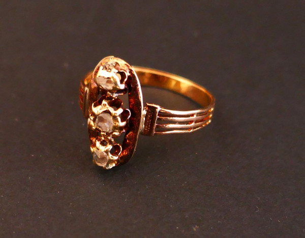 Alter Ring, besetzt mit 3 Diamanten im Rosenschliff, Pferdekopfpunze, 18 Karat Roségold.