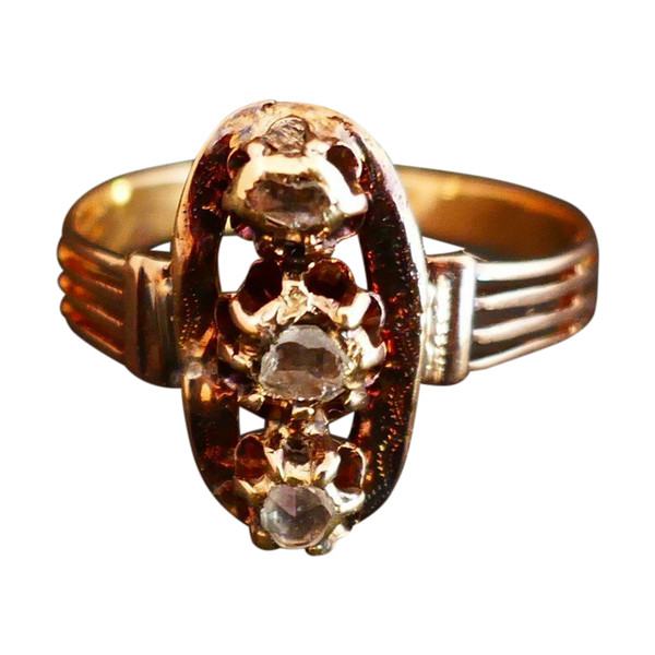 Alter Ring, besetzt mit 3 Diamanten im Rosenschliff, Pferdekopfpunze, 18 Karat Roségold.