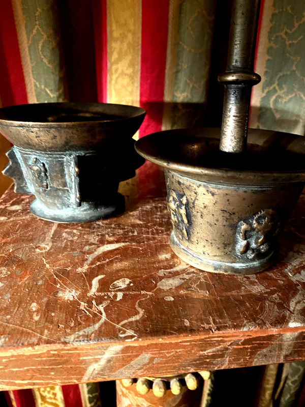 2 mortiers de préparation d'apothicaire en bronze et leur patine d'origine du XVII ème plus un pilon