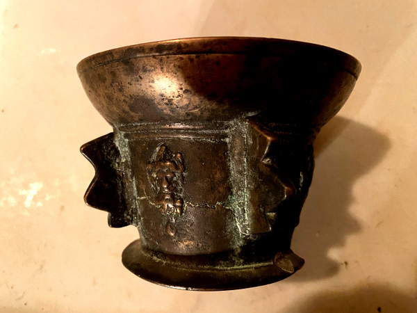 2 mortiers de préparation d'apothicaire en bronze et leur patine d'origine du XVII ème plus un pilon