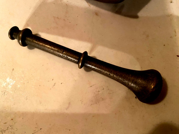 2 mortiers de préparation d'apothicaire en bronze et leur patine d'origine du XVII ème plus un pilon
