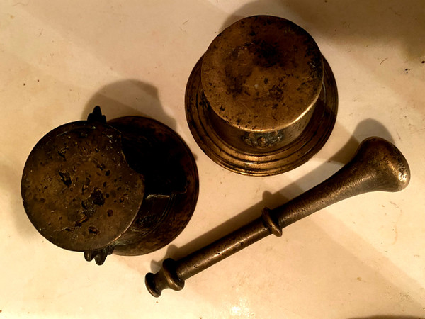2 mortiers de préparation d'apothicaire en bronze et leur patine d'origine du XVII ème plus un pilon