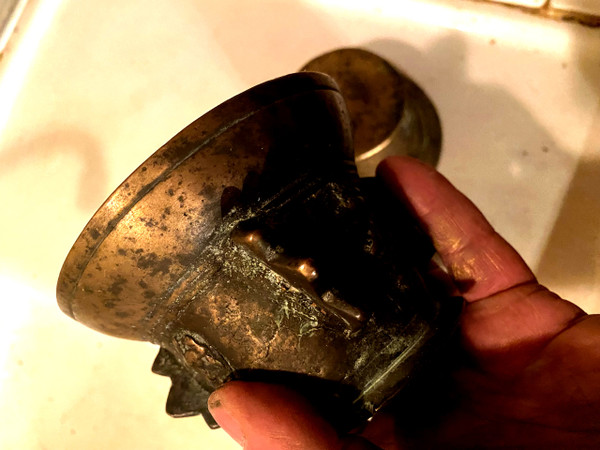 2 mortiers de préparation d'apothicaire en bronze et leur patine d'origine du XVII ème plus un pilon