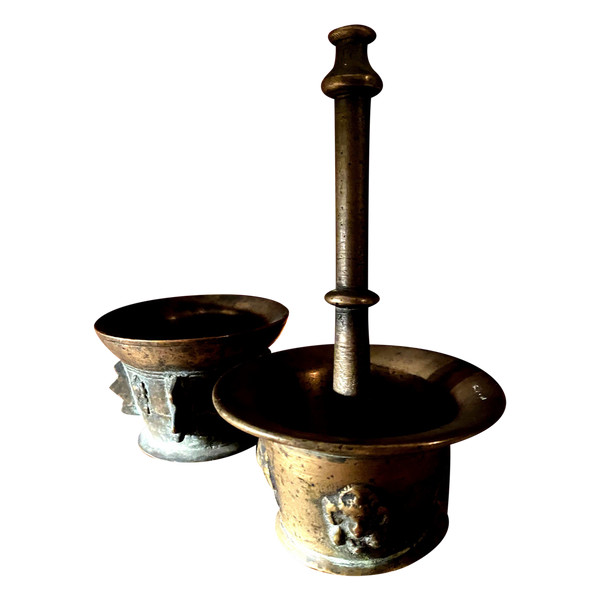 2 bronze apothecary preparation mortars and their original 17th century patina plus a pestle