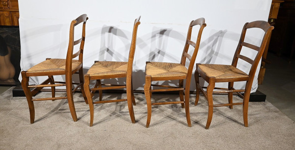 Suite de 4 Chaises en Noyer Massif, époque Restauration – 1ère partie XIXe
