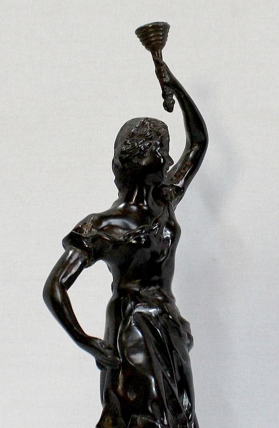 "Donna con torcia" in bronzo firmato V. Rousseau - Fine XIX secolo