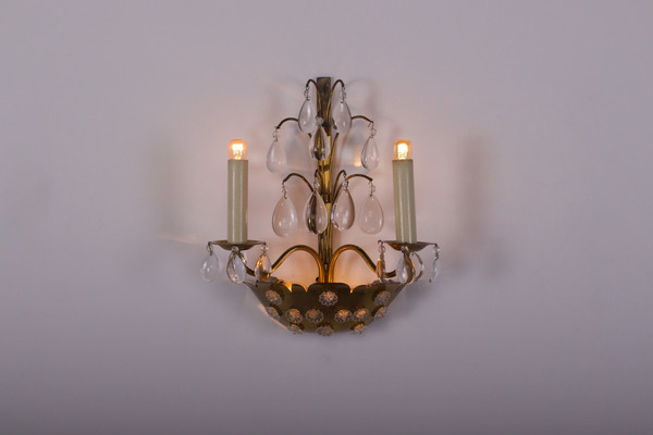 Lampada da parete floreale in ottone con pendenti.