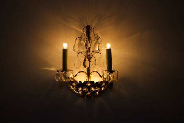 Lampada da parete floreale in ottone con pendenti.