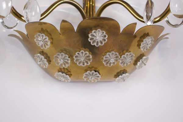 Lampada da parete floreale in ottone con pendenti.