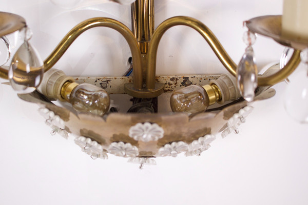 Lampada da parete floreale in ottone con pendenti.