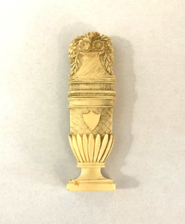 Ancien aiguillier / étui à aiguilles en ivoire sculpté figurant un pot fleuri XVIII - XIXeme