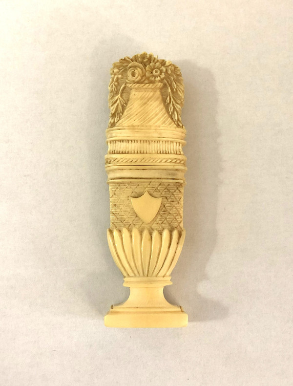 Ancien aiguillier / étui à aiguilles en ivoire sculpté figurant un pot fleuri XVIII - XIXeme