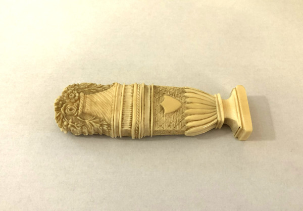 Ancien aiguillier / étui à aiguilles en ivoire sculpté figurant un pot fleuri XVIII - XIXeme