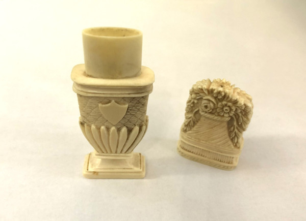 Ancien aiguillier / étui à aiguilles en ivoire sculpté figurant un pot fleuri XVIII - XIXeme