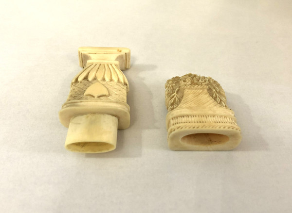 Ancien aiguillier / étui à aiguilles en ivoire sculpté figurant un pot fleuri XVIII - XIXeme