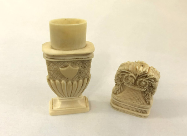 Ancien aiguillier / étui à aiguilles en ivoire sculpté figurant un pot fleuri XVIII - XIXeme