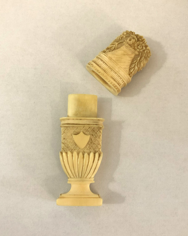 Ancien aiguillier / étui à aiguilles en ivoire sculpté figurant un pot fleuri XVIII - XIXeme