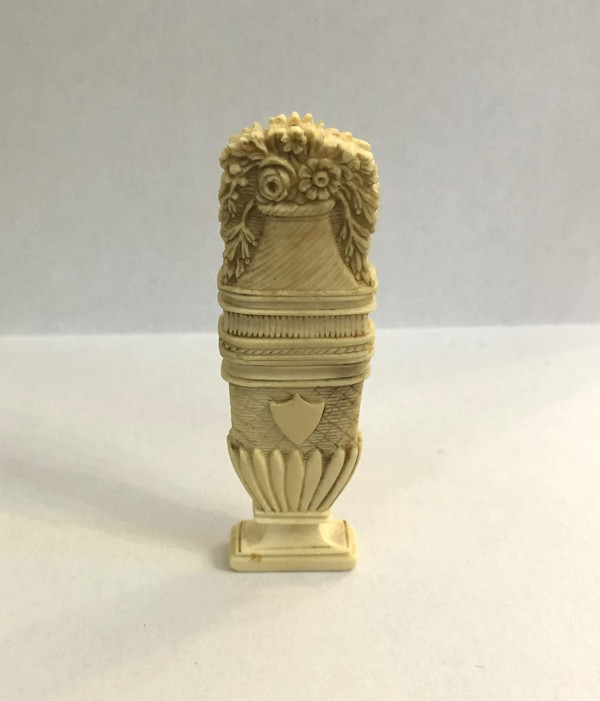 Ancien aiguillier / étui à aiguilles en ivoire sculpté figurant un pot fleuri XVIII - XIXeme