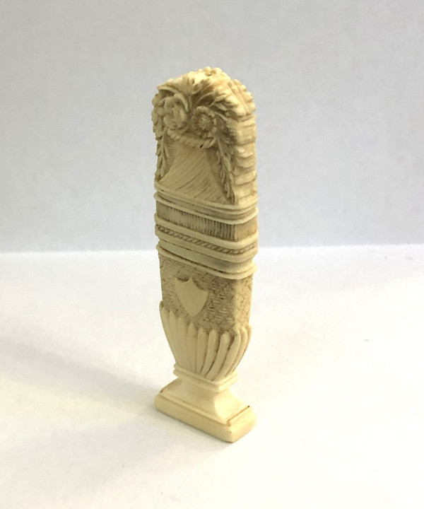 Ancien aiguillier / étui à aiguilles en ivoire sculpté figurant un pot fleuri XVIII - XIXeme