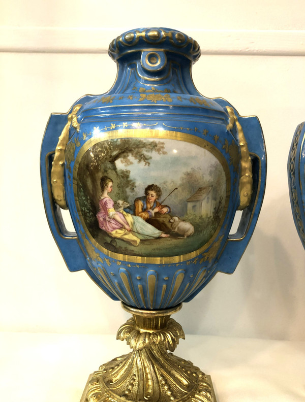 Bella coppia di vasi in porcellana di Sèvres firmati e montati in bronzo, XIX secolo