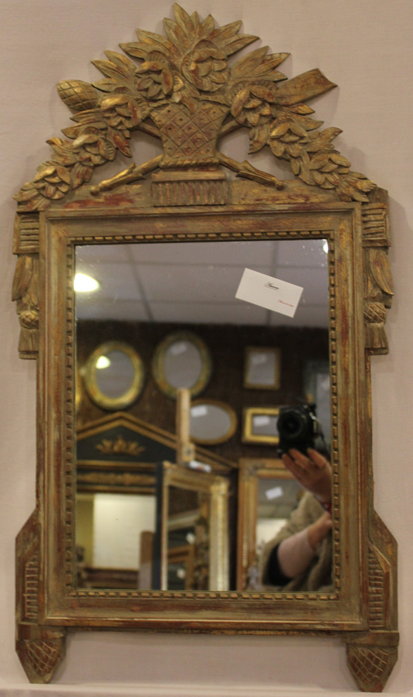 Spiegel im Louis XVI-Stil, Holz geschnitzt und Lebenspatina, 45 X 81 cm